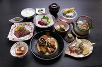 季節の先付け　土瓶蒸し　お造り盛合せ　焚き合せ　
天麩羅盛合せ　黒毛和牛サーロイン
ちりめん山椒ご飯　香の物　味噌汁　デザート