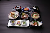牛フィレ肉と野菜の焼物／前菜三種／お造り二種盛り／天麩羅盛合せ／野菜サラダ／ ご飯／香の物／味噌汁／デザート