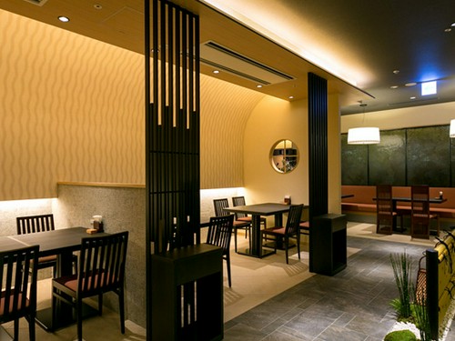 店内は開放感のあるゆったりとしたつくり