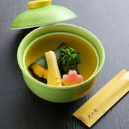 春はタケノコ、夏はハモなど、会席料理に旬の食材は欠かせない存在です。それぞれの持ち味を活かしつつ、煮物椀なら椀を開けた瞬間に季節の香りや彩りをご満喫いただけるような、さまざまな創意を加えています。　