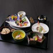 当店はお客様主体で、カジュアルに会席料理をお召し上がりいただけるお店です。私はお客様にご満足いただくような料理をご提供するだけ。当店への来店をきっかけに、本店の料亭にも訪れていただければ嬉しいですね。