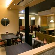 店内は落ち着いたゆとりのある空間となっておりますので、ゆったりとした気分でお過ごしいただけます。小さなお子さま連れも可能です。お買い物帰りの一休みに、お孫さん連れでもぜひお越しください。　