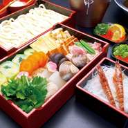 大阪で200年続いた老舗料亭【耳卯楼】を、大正14年に麺類専門店【美々卯】として営業開始。老舗の伝統の味を守り続け、手作業で削られた宗田節を使って、毎日2時間かけてじっくり引かれた上質なお出汁は格別です。
