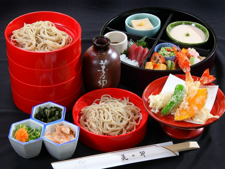 新鮮な素材の美味しさ溢れる旬の食材を吟味し、伝統の味をお届け