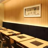 6名用の個室が2部屋あり、部屋をつなげて12名までの利用が可能。プライベートが確保できるので、周りを気にせず寛げます。『うどんすき』や『しゃぶしゃぶ』のコース料理もあり、接待や会食にもおすすめです。