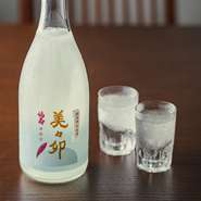 日本酒を搾りたてで瞬間冷凍。冷たいシャーベットのようにシャリシャリな食感が愉しい『凍結酒』は、アツアツの『うどんすき』と相性抜群。芳醇な味わいで冷たくさっぱりしているので、暑い季節にぴったりです。