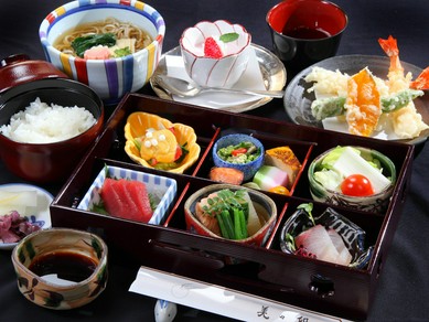 和が香る、正統派料理が多彩に入った贅沢ご膳で女心を満たす
