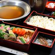 手作業で削られた宗田節から2時間かけて引く出汁は、クリアながらしっかりとした素材の旨味とコクが引き出されています。特製うどんや、海老・蛤などの山海の具とも馴染み、心が和む味わい深い逸品。（写真は2人前）