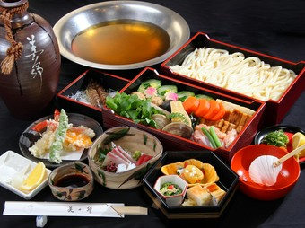 四季折々の食材が愉しめる、ボリューム満点の絶品コース『うどんすきコースあおい』