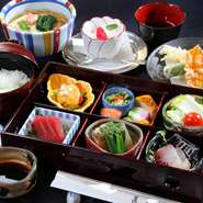 炊合せ、サラダ、お造りなど季節の小鉢が6種類。吟味された食材と丁寧に引かれた出汁が織り成す味には、気品があります。季節の麺、天ぷら、デザート付きで多彩な料理が味わえる、お得な贅沢ご膳。