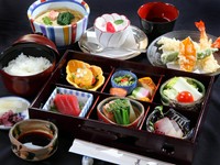 彩り豊かに盛り付けられた、新鮮で上質な食材。いろいろな味を少しずつ愉しみたい女性が悦ぶ『美々卯弁当』