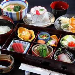 彩り豊かに盛り付けられた、新鮮で上質な食材。いろいろな味を少しずつ愉しみたい女性が悦ぶ『美々卯弁当』