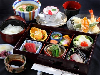 彩り豊かに盛り付けられた、新鮮で上質な食材。いろいろな味を少しずつ愉しみたい女性が悦ぶ『美々卯弁当』