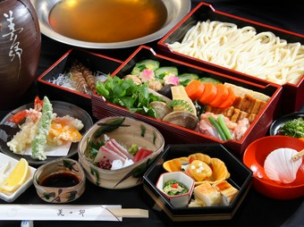 宗田鰹節、本枯節と利尻昆布でとった贅沢なお出汁、
煮込むほどにしなやかな太打ちうどんをご賞味ください