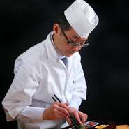 お客さまに悦んでもらえるよう、日々素材と向き合い、丹精込めて丁寧な調理をするのはもちろん、感謝の気持ちをもって笑顔で接しています。自分のつくる料理で、お客さまにも笑顔になってもらえたら嬉しいです。
