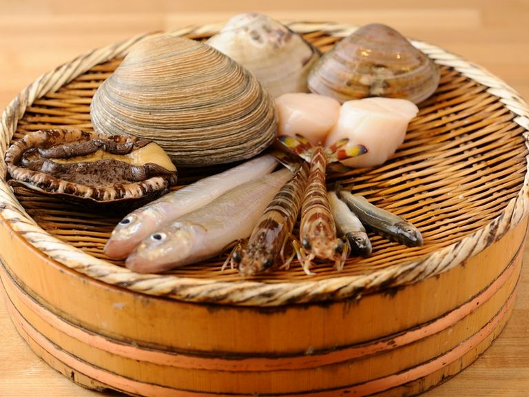 カウンター席目の前で活けの穴子をさばいて提供!