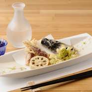 【天ぷら 新宿つな八】は、お一人様でも立ち寄りやすいお店。ランチでは買い物帰りの主婦がお得なセットを、ディナーでは会社帰りのサラリーマンがカウンターで一杯やりながら、揚げたての天ぷらを楽しんでいます。