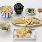 本日の小鉢、車海老、いか、魚介、穴子、口替り、かき揚げ、お揃い又は天茶漬小天丼