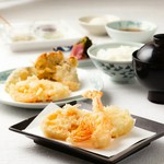 車海老、魚介、野菜四品、かき揚げ、お揃い ※＋330円で天茶漬けに変更できます。