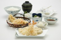 本日の小鉢、刺身盛合わせ、海老ニ尾、魚介、野菜二品、かき揚げ、お揃い