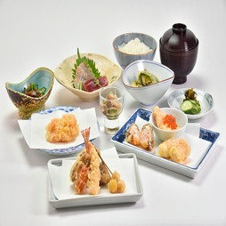 車海老や鮭、椎茸海老詰めなど、上質な素材を堪能できる贅沢な季節膳。
