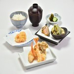 海老や鮭、舞茸など、秋の味覚を贅沢に詰め込んだ天ぷら膳。