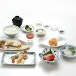 野菜や魚介の天ぷらのほか、つな八オリジナルの綱八流天ぷら2品が味わえるコースです。