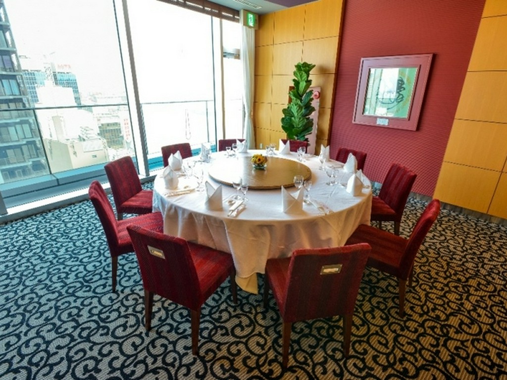 景色の良い窓辺の席。にぎやかな宴が開ける