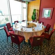 季節の食材をつかった各種コース料理を囲み、楽しい宴会の始まり。最大80名まで利用できる開放的な店内は、会社の宴会や仲間内の飲み会にも最適です。同窓会や会議後の打ち上げなどにもおすすめ。