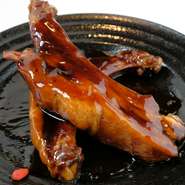 豚肉は「和豚もち豚」のスペアリブを使用し、火の通し方など試行錯誤を重ね、ようやく完成しました。肉の旨みを逃がさず、余分な水分と脂肪分を取り除いた一皿。骨離れが良く、柔らかな食感を楽しんでいただけます。