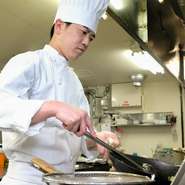 新鮮な食材を選び抜く目、そしてその風味を引き出すため磨き上げた技を披露。手間を惜しまず調理した味わい深い逸品を、お客様のテーブルまで運びます。大切な方と、存分に美味しい中国料理を召し上がってください。