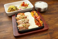 海鮮チヂミ+チャプチェ&ヤンニョムチキンのヘルシーサラダ+麦ごはん+スープ
・チーズタッカルビ+三元豚サムギョプサル1,518円
・牛カルビ+三元豚サムギョプサル1,628円
・牛カルビ+チーズタッカルビ1,628円