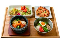 石焼きビビンバハーフ+冷麺ハーフ+海鮮チヂミ(小)+チャプチェ&ヤンニョムチキンのヘルシーサラダ