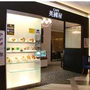 白とブラウンのコントラストに【カフェ英国屋】の文字が映える落ち着いたエントランス。お洒落感がありながら、一人でも、グループでも気軽に入りやすい雰囲気が嬉しいお店です。