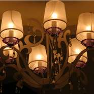 照明は明るすぎず店内を優しく照らしています。座席はゆったりとした配置になっており、居心地の良い空間。日頃の忙しさを少し忘れて、優雅なひとときを過ごしてはいかがでしょう。