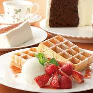 ワッフルをはじめ、ふわふわの「シフォンケーキ」、トッピングが充実の「パフェ」など、どれも食べたくなる心くすぐるスイーツが充実。サンドイッチやドリアなどもあり、みんなで取り分ければ色々味わえます。