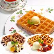 ショッピング休憩には、共有できる「ストロベリーワッフル」と「マロンとバナナのワッフル」が最適。お茶で水分を補いながら、両方の味を楽しんでください。