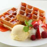 1000円／SET 1560円　こんがり焼けたワッフルは、サクサクモチッとした食感と甘い香りがたまりません。ストロベリーソース、バニラアイス、生クリームと一緒に食べれば得もいわれぬ美味しさです。