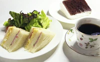 ハーフサンド、サラダ、チョコシフォンケーキ、コーヒーまたは紅茶