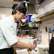 お客様からのオーダーの品を素早く丁寧に仕上げ、お待たせしないように心掛けています。ホールスタッフと連携し、商品をベストの状態とタイミングで提供していますので、休憩時は是非当店にご来店ください。