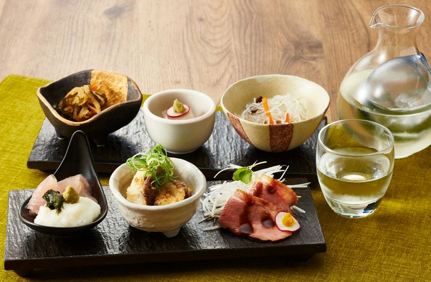 お酒のお供になる一品メニューも豊富。ゆっくり寛げる空間