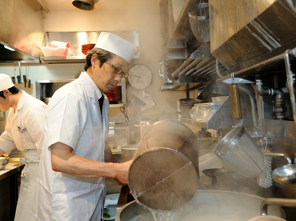 お料理をお出しするタイミングなど、細部にまで気を配って