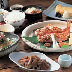 個室で宴会もできる！親しい仲間とゴージャスな夜御膳を