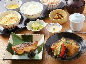 『選べる二品 寅福の夜御膳』でゆったり和風ディナー