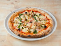 材料にこだわった『ナポリの気まぐれカプリチョーザピッツァ』