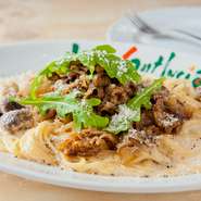 当店イチオシ『牛肉グレイビーソースときのこのカルボナーラ』