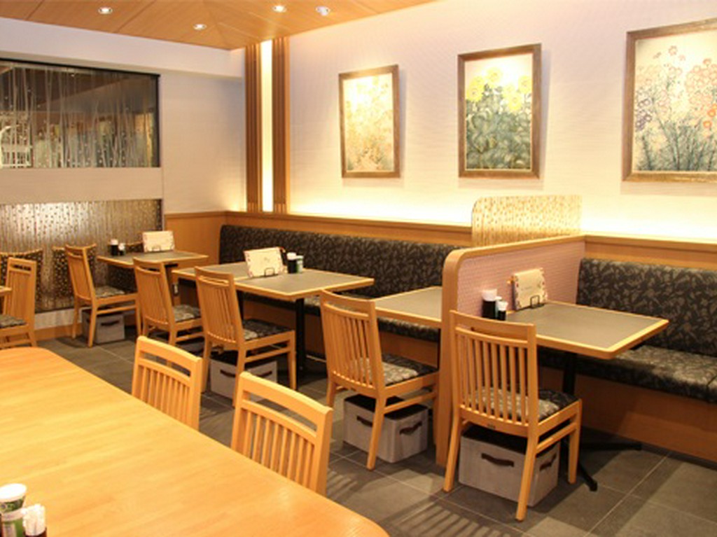 和空間の広がる店内でくつろぎながら楽しんで！