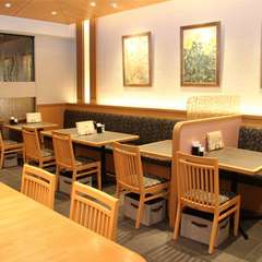 和空間の広がる店内でくつろぎながら楽しんで！
