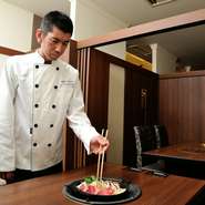 当店では、ホテルのようなきめ細かい接客を心掛けています。ただし、お客様には肩の力を抜いて楽しんでいただきたいので、硬くなりすぎずにフラットな対応でお出迎えいたします。