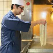 店内で提供しているうどんは、讃岐うどんの技法を取り入れ独自に製麺しています。注文を受けてからうどんを切り、湯がいています。湯がきたてのうどんのコシと食感を楽しみましょう。